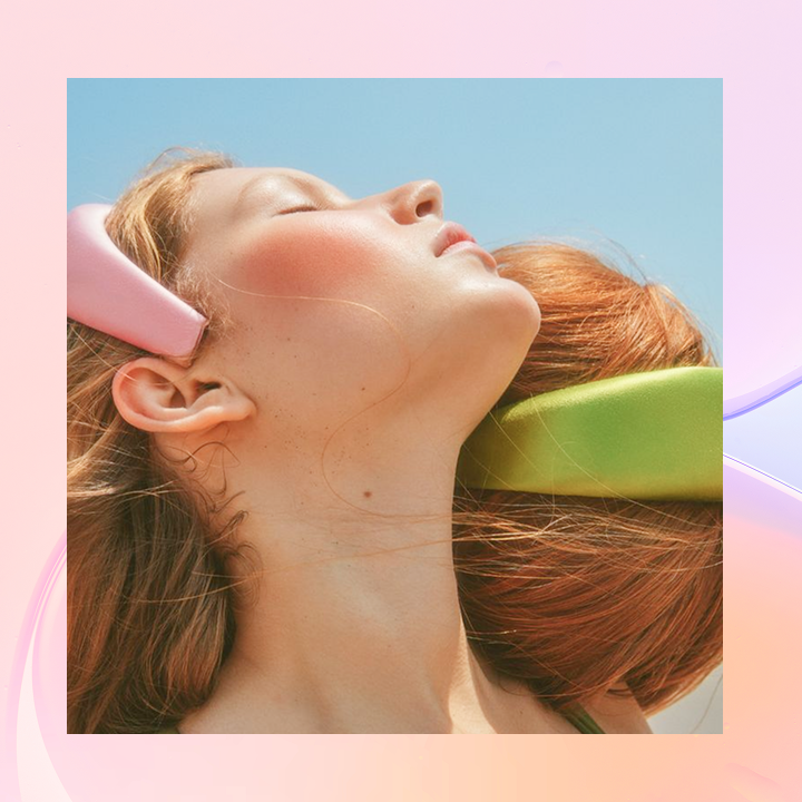 Frau entspannt sich mit geschlossenen Augen